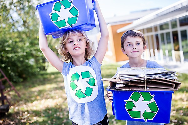 포토 JPG 주간 서양인 외국인 학생 응시 옷 남자 어린이 학교 서기 웃음 상반신 야외 두명 앞모습 10대 친구 스쿨라이프 재활용 플라스틱박스 십대남자만 국내포토 자연요소 라이프스타일 시선 교육 뷰포인트 관계 모션 청소년 표정 사람 인종 상자 친환경 남자만 십대만 파일형식