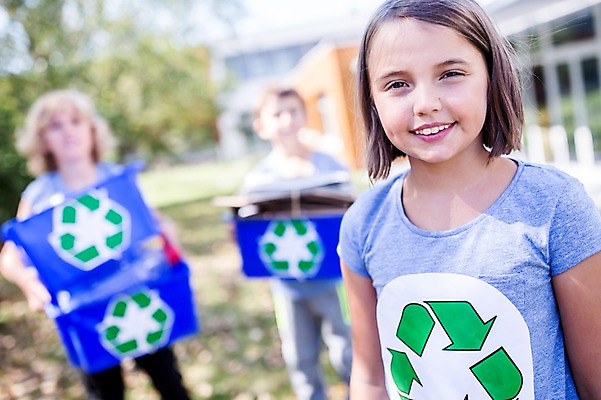 포토 JPG 주간 서양인 외국인 학생 응시 옷 여자 남자 어린이 학교 서기 웃음 들기 상반신 야외 앞모습 아웃포커스 10대 세명 친구 스쿨라이프 재활용 플라스틱박스 국내포토 자연요소 라이프스타일 시선 교육 뷰포인트 관계 모션 청소년 촬영기법 표정 사람 인종 상자 친환경 파일형식
