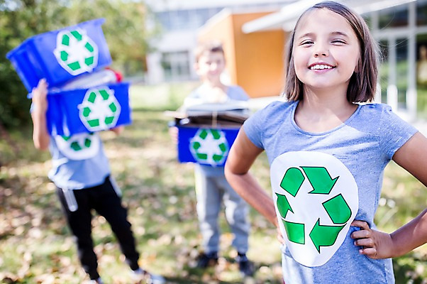 포토 JPG 주간 서양인 외국인 학생 응시 옷 여자 남자 어린이 학교 서기 웃음 들기 상반신 야외 앞모습 아웃포커스 10대 세명 친구 스쿨라이프 재활용 플라스틱박스 국내포토 자연요소 라이프스타일 시선 교육 뷰포인트 관계 모션 청소년 촬영기법 표정 사람 인종 상자 친환경 파일형식
