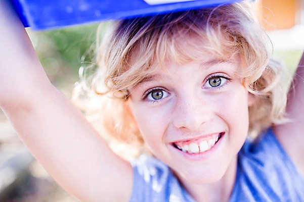 포토 JPG 주간 서양인 외국인 학생 응시 옷 남자 어린이 학교 한명 서기 웃음 들기 상반신 야외 앞모습 10대 스쿨라이프 재활용 플라스틱박스 십대남자한명만 국내포토 자연요소 1 라이프스타일 시선 교육 뷰포인트 모션 청소년 표정 사람 인종 상자 친환경 남자한명만 십대남자만 파일형식