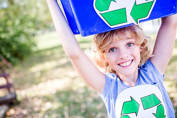 포토 JPG 주간 서양인 외국인 학생 응시 옷 남자 어린이 학교 한명 서기 웃음 들기 상반신 야외 앞모습 10대 스쿨라이프 재활용 플라스틱박스 십대남자한명만 국내포토 자연요소 1 라이프스타일 시선 교육 뷰포인트 모션 청소년 표정 사람 인종 상자 친환경 남자한명만 십대남자만 파일형식