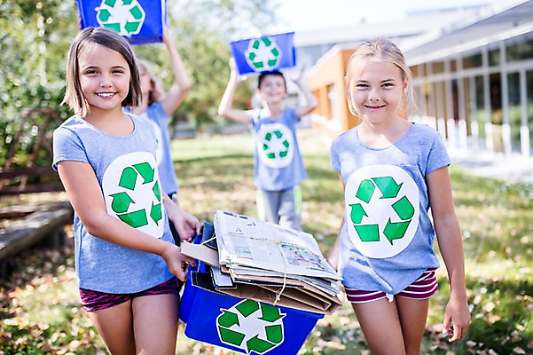 포토 JPG 주간 서양인 외국인 학생 응시 여자 남자 어린이 학교 서기 웃음 들기 여러명 상반신 야외 앞모습 아웃포커스 10대 친구 스쿨라이프 재활용 플라스틱박스 국내포토 자연요소 라이프스타일 시선 교육 뷰포인트 다수 관계 모션 청소년 촬영기법 표정 사람 인종 상자 친환경 파일형식