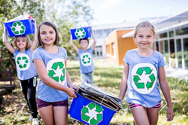포토 JPG 주간 서양인 외국인 학생 응시 여자 남자 어린이 학교 서기 웃음 들기 여러명 상반신 야외 앞모습 아웃포커스 10대 친구 스쿨라이프 재활용 플라스틱박스 국내포토 자연요소 라이프스타일 시선 교육 뷰포인트 다수 관계 모션 청소년 촬영기법 표정 사람 인종 상자 친환경 파일형식