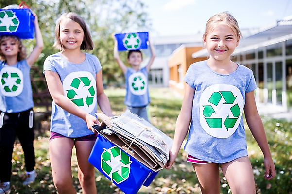 포토 JPG 주간 서양인 외국인 학생 응시 여자 남자 어린이 학교 서기 웃음 들기 여러명 상반신 야외 앞모습 아웃포커스 10대 친구 스쿨라이프 재활용 플라스틱박스 국내포토 자연요소 라이프스타일 시선 교육 뷰포인트 다수 관계 모션 청소년 촬영기법 표정 사람 인종 상자 친환경 파일형식
