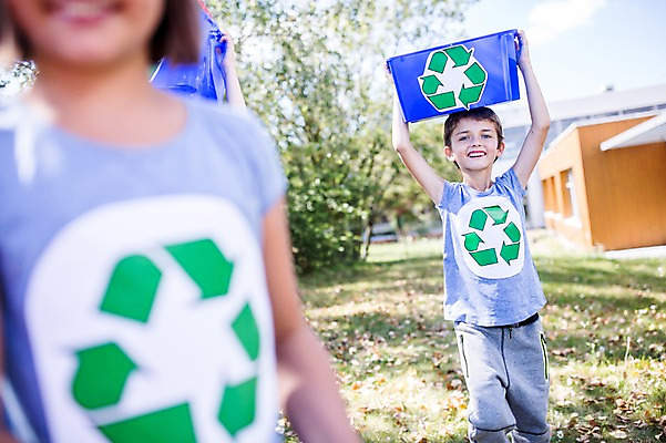 포토 JPG 주간 서양인 외국인 학생 응시 여자 남자 어린이 학교 서기 웃음 들기 상반신 야외 두명 앞모습 아웃포커스 10대 친구 스쿨라이프 재활용 플라스틱박스 국내포토 자연요소 라이프스타일 시선 교육 뷰포인트 관계 모션 청소년 촬영기법 표정 사람 인종 상자 친환경 파일형식