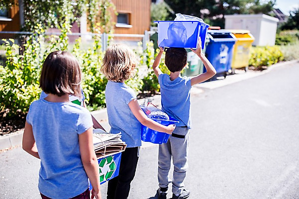 포토 JPG 주간 서양인 외국인 학생 여자 남자 어린이 학교 서기 들기 상반신 야외 뒷모습 아웃포커스 10대 세명 친구 스쿨라이프 재활용 플라스틱박스 국내포토 자연요소 라이프스타일 교육 뷰포인트 관계 모션 청소년 촬영기법 사람 인종 상자 친환경 파일형식