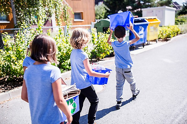 포토 JPG 주간 서양인 외국인 학생 여자 남자 어린이 학교 서기 들기 상반신 야외 뒷모습 아웃포커스 10대 세명 친구 스쿨라이프 재활용 플라스틱박스 국내포토 자연요소 라이프스타일 교육 뷰포인트 관계 모션 청소년 촬영기법 사람 인종 상자 친환경 파일형식