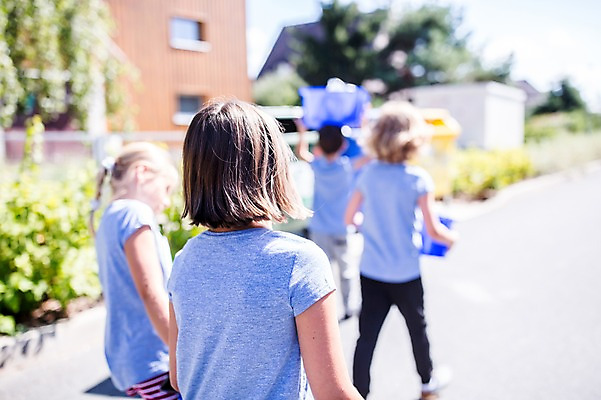 포토 JPG 주간 서양인 외국인 학생 여자 남자 어린이 학교 서기 들기 여러명 상반신 야외 뒷모습 아웃포커스 10대 친구 스쿨라이프 재활용 플라스틱박스 국내포토 자연요소 라이프스타일 교육 뷰포인트 다수 관계 모션 청소년 촬영기법 사람 인종 상자 친환경 파일형식