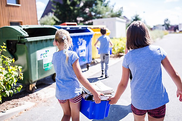 포토 JPG 주간 서양인 외국인 학생 여자 남자 어린이 학교 서기 들기 상반신 야외 뒷모습 아웃포커스 10대 세명 친구 스쿨라이프 재활용 플라스틱박스 국내포토 자연요소 라이프스타일 교육 뷰포인트 관계 모션 청소년 촬영기법 사람 인종 상자 친환경 파일형식