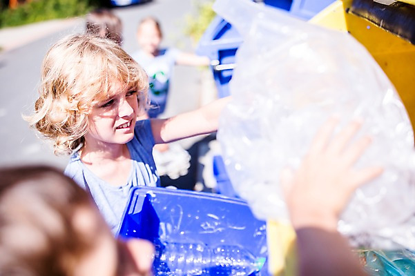 포토 JPG 주간 서양인 외국인 학생 응시 여자 남자 어린이 학교 서기 여러명 상반신 야외 옆모습 아웃포커스 10대 친구 스쿨라이프 재활용 버리기 플라스틱박스 국내포토 자연요소 라이프스타일 시선 교육 뷰포인트 다수 관계 모션 청소년 촬영기법 사람 인종 상자 친환경 파일형식