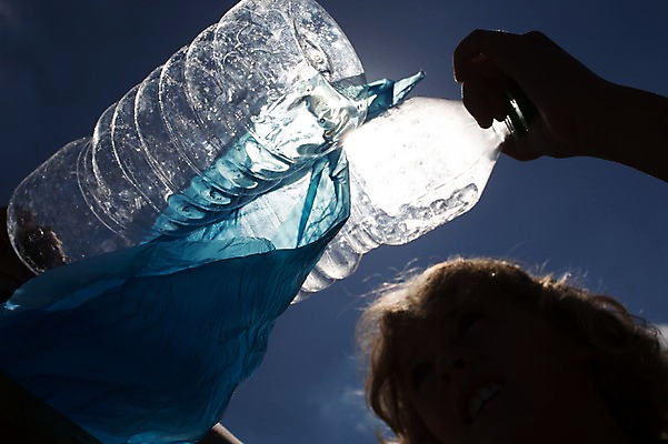 포토 JPG 주간 서양인 외국인 학생 남자 실루엣 어린이 로우앵글 학교 하늘 한명 서기 상반신 야외 앞모습 10대 태양 스쿨라이프 재활용 비닐 십대남자한명만 국내포토 자연요소 1 라이프스타일 교육 뷰포인트 모션 청소년 재질 촬영기법 사람 인종 친환경 남자한명만 십대남자만 파일형식