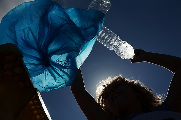 포토 JPG 주간 서양인 외국인 학생 남자 실루엣 어린이 로우앵글 학교 하늘 한명 서기 상반신 야외 앞모습 10대 태양 스쿨라이프 재활용 비닐 십대남자한명만 국내포토 자연요소 1 라이프스타일 교육 뷰포인트 모션 청소년 재질 촬영기법 사람 인종 친환경 남자한명만 십대남자만 파일형식