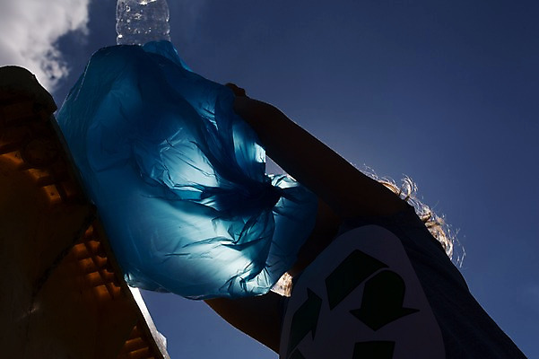 포토 JPG 주간 서양인 외국인 학생 남자 실루엣 어린이 로우앵글 학교 하늘 한명 서기 상반신 야외 앞모습 10대 태양 스쿨라이프 재활용 비닐 십대남자한명만 국내포토 자연요소 1 라이프스타일 교육 뷰포인트 모션 청소년 재질 촬영기법 사람 인종 친환경 남자한명만 십대남자만 파일형식