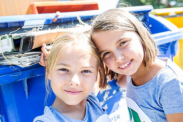 포토 JPG 주간 서양인 외국인 학생 옷 여자 어린이 학교 서기 웃음 상반신 야외 두명 앞모습 10대 친구 스쿨라이프 재활용 십대여자만 국내포토 자연요소 라이프스타일 교육 뷰포인트 관계 모션 청소년 표정 사람 인종 친환경 여자만 십대만 파일형식