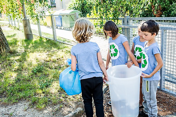 포토 JPG 주간 서양인 외국인 학생 응시 여자 남자 어린이 학교 비닐봉투 서기 들기 여러명 상반신 야외 옆모습 뒷모습 10대 친구 스쿨라이프 재활용 플라스틱통 국내포토 자연요소 라이프스타일 시선 교육 뷰포인트 다수 관계 모션 청소년 봉투 통 사람 인종 플라스틱 친환경 파일형식