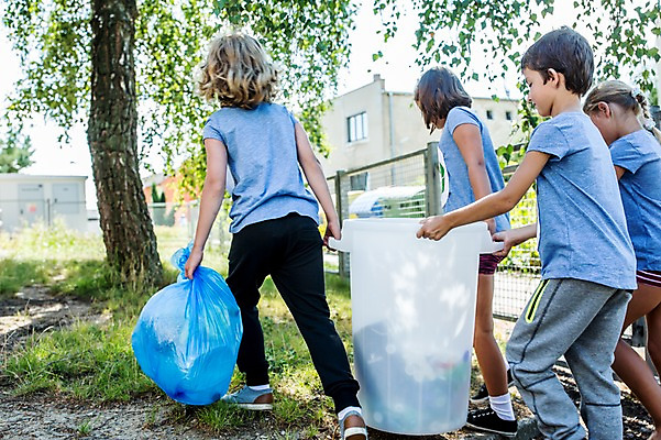 포토 JPG 주간 전신 서양인 외국인 학생 응시 여자 남자 어린이 학교 비닐봉투 서기 웃음 들기 여러명 상반신 야외 옆모습 뒷모습 10대 친구 스쿨라이프 재활용 플라스틱통 국내포토 자연요소 라이프스타일 시선 교육 뷰포인트 다수 관계 모션 청소년 봉투 통 표정 사람 인종 플라스틱 친환경 파일형식