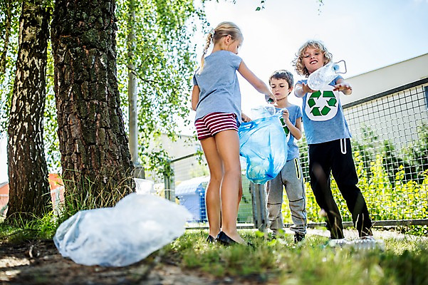 포토 JPG 주간 전신 서양인 외국인 학생 응시 여자 남자 어린이 학교 서기 야외 앞모습 뒷모습 10대 세명 친구 스쿨라이프 재활용 페트병 밤줍기 국내포토 자연요소 라이프스타일 시선 교육 뷰포인트 관계 모션 청소년 사람 인종 친환경 병_담는 파일형식 줍기