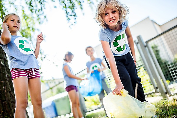 포토 JPG 주간 서양인 외국인 학생 응시 여자 남자 어린이 학교 서기 여러명 상반신 야외 앞모습 옆모습 10대 친구 스쿨라이프 재활용 페트병 밤줍기 국내포토 자연요소 라이프스타일 시선 교육 뷰포인트 다수 관계 모션 청소년 사람 인종 친환경 병_담는 파일형식 줍기