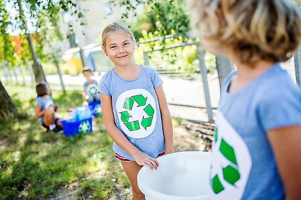 포토 JPG 주간 서양인 외국인 학생 응시 여자 남자 어린이 학교 서기 웃음 들기 앉기 여러명 상반신 야외 앞모습 옆모습 아웃포커스 10대 친구 스쿨라이프 재활용 플라스틱통 국내포토 자연요소 라이프스타일 시선 교육 뷰포인트 다수 관계 모션 청소년 촬영기법 통 표정 사람 인종 플라스틱 친환경 파일형식