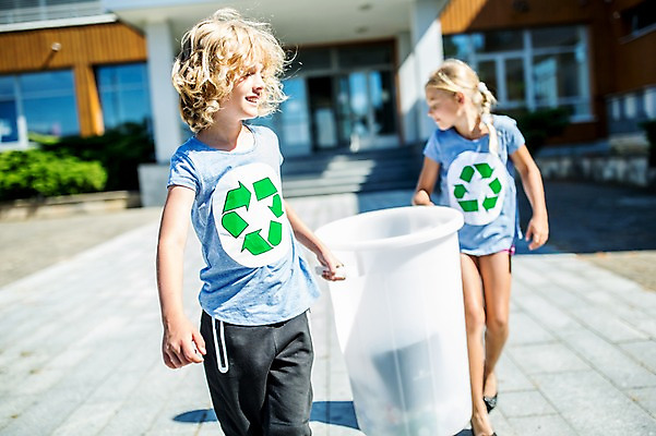포토 JPG 주간 전신 서양인 외국인 학생 응시 여자 남자 어린이 학교 서기 웃음 들기 상반신 야외 두명 옆모습 10대 친구 스쿨라이프 재활용 플라스틱박스 국내포토 자연요소 라이프스타일 시선 교육 뷰포인트 관계 모션 청소년 표정 사람 인종 상자 친환경 파일형식