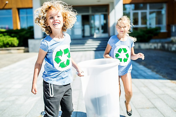 포토 JPG 주간 전신 서양인 외국인 학생 응시 여자 남자 어린이 학교 서기 웃음 들기 상반신 야외 두명 앞모습 10대 친구 스쿨라이프 재활용 플라스틱박스 국내포토 자연요소 라이프스타일 시선 교육 뷰포인트 관계 모션 청소년 표정 사람 인종 상자 친환경 파일형식