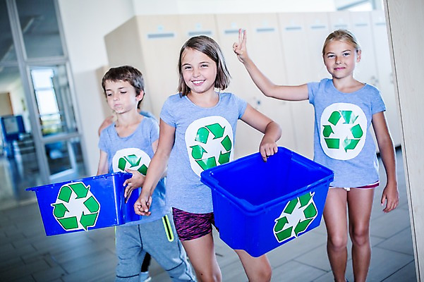 포토 JPG 서양인 외국인 학생 응시 옷 여자 남자 어린이 학교 실내 서기 웃음 들기 상반신 앞모습 10대 세명 친구 스쿨라이프 재활용 복도 플라스틱박스 국내포토 라이프스타일 시선 교육 뷰포인트 관계 모션 청소년 표정 사람 인종 내부 상자 친환경 파일형식