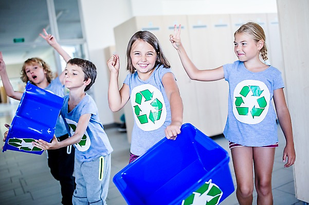 포토 JPG 서양인 외국인 학생 응시 옷 여자 남자 어린이 학교 실내 서기 웃음 들기 여러명 상반신 앞모습 10대 친구 스쿨라이프 재활용 복도 플라스틱박스 국내포토 라이프스타일 시선 교육 뷰포인트 다수 관계 모션 청소년 표정 사람 인종 내부 상자 친환경 파일형식