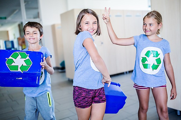 포토 JPG 서양인 외국인 학생 응시 옷 여자 남자 어린이 학교 실내 서기 웃음 들기 상반신 앞모습 10대 세명 친구 스쿨라이프 재활용 복도 플라스틱박스 국내포토 라이프스타일 시선 교육 뷰포인트 관계 모션 청소년 표정 사람 인종 내부 상자 친환경 파일형식