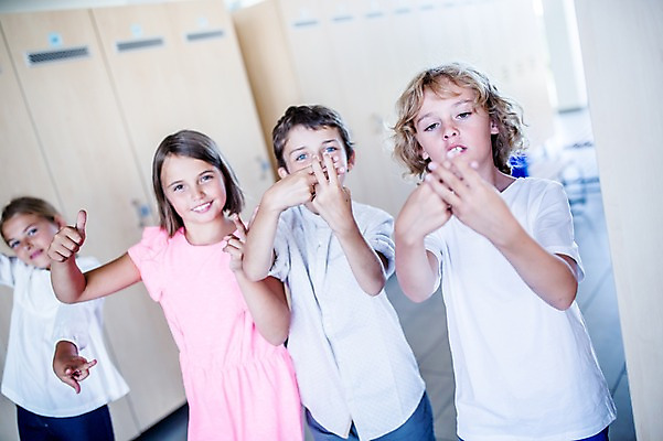 포토 JPG 서양인 외국인 학생 응시 여자 남자 어린이 학교 실내 서기 웃음 손짓 여러명 상반신 앞모습 10대 친구 스쿨라이프 복도 국내포토 라이프스타일 시선 교육 뷰포인트 다수 관계 모션 청소년 표정 사람 인종 내부 파일형식