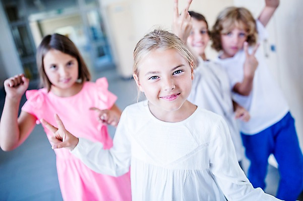 포토 JPG 서양인 외국인 학생 응시 여자 남자 어린이 학교 실내 서기 웃음 손짓 여러명 상반신 앞모습 아웃포커스 10대 친구 스쿨라이프 복도 즐거움 브이 국내포토 라이프스타일 시선 교육 감정 뷰포인트 다수 관계 모션 청소년 촬영기법 표정 사람 인종 내부 파일형식