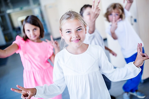 포토 JPG 서양인 외국인 학생 응시 여자 남자 어린이 학교 실내 서기 웃음 손짓 여러명 상반신 앞모습 아웃포커스 10대 친구 스쿨라이프 복도 즐거움 브이 국내포토 라이프스타일 시선 교육 감정 뷰포인트 다수 관계 모션 청소년 촬영기법 표정 사람 인종 내부 파일형식