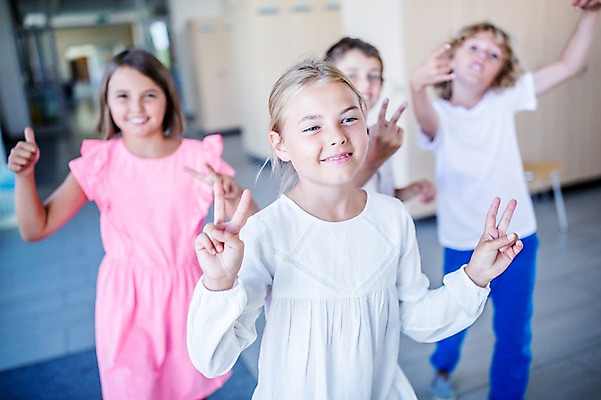 포토 JPG 서양인 외국인 학생 응시 여자 남자 어린이 학교 실내 서기 웃음 손짓 여러명 상반신 앞모습 아웃포커스 10대 친구 스쿨라이프 복도 즐거움 브이 국내포토 라이프스타일 시선 교육 감정 뷰포인트 다수 관계 모션 청소년 촬영기법 표정 사람 인종 내부 파일형식