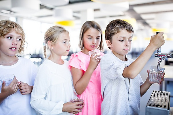포토 JPG 서양인 외국인 학생 응시 여자 남자 어린이 학교 실내 서기 웃음 여러명 상반신 앞모습 옆모습 10대 물 친구 스쿨라이프 복도 물컵 식수대 국내포토 자연요소 라이프스타일 시선 교육 뷰포인트 다수 관계 모션 청소년 표정 사람 인종 내부 컵 파일형식
