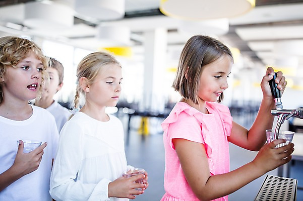 포토 JPG 서양인 외국인 학생 응시 여자 남자 어린이 학교 실내 서기 웃음 상반신 옆모습 10대 세명 친구 스쿨라이프 식당 물컵 식수대 국내포토 라이프스타일 시선 교육 뷰포인트 관계 모션 청소년 표정 사람 인종 내부 컵 상점 파일형식
