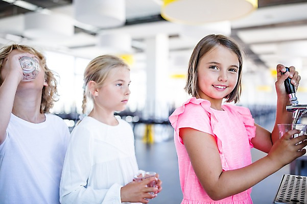 포토 JPG 서양인 외국인 학생 응시 여자 남자 어린이 학교 실내 서기 웃음 상반신 앞모습 10대 세명 물 친구 스쿨라이프 식당 마시기 물컵 식수대 국내포토 자연요소 라이프스타일 시선 교육 뷰포인트 관계 모션 청소년 표정 사람 인종 내부 컵 상점 파일형식