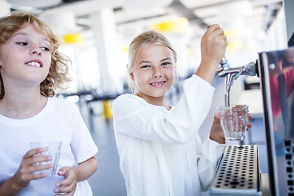 포토 JPG 서양인 외국인 학생 응시 여자 남자 어린이 학교 실내 서기 웃음 상반신 두명 앞모습 10대 물 친구 스쿨라이프 식당 물컵 식수대 국내포토 자연요소 라이프스타일 시선 교육 뷰포인트 관계 모션 청소년 표정 사람 인종 내부 컵 상점 파일형식