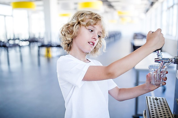포토 JPG 서양인 외국인 학생 응시 남자 어린이 학교 실내 한명 서기 상반신 옆모습 10대 물 스쿨라이프 식당 물컵 식수대 십대남자한명만 국내포토 자연요소 1 라이프스타일 시선 교육 뷰포인트 모션 청소년 사람 인종 내부 컵 상점 남자한명만 십대남자만 파일형식