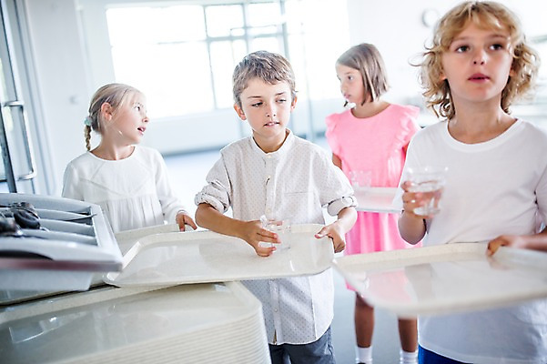 포토 JPG 서양인 외국인 학생 응시 여자 남자 어린이 학교 쟁반 실내 서기 들기 여러명 상반신 앞모습 옆모습 10대 친구 스쿨라이프 식당 물컵 점심식사 급식 줄서기 국내포토 라이프스타일 시선 교육 뷰포인트 다수 관계 모션 청소년 사람 인종 내부 컵 상점 식사 파일형식