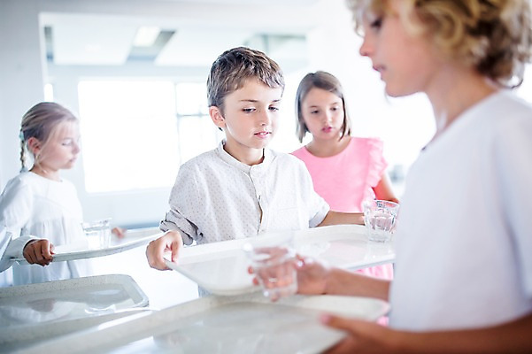 포토 JPG 서양인 외국인 학생 응시 여자 남자 어린이 학교 쟁반 실내 서기 들기 여러명 상반신 앞모습 옆모습 10대 친구 스쿨라이프 식당 물컵 점심식사 급식 줄서기 국내포토 라이프스타일 시선 교육 뷰포인트 다수 관계 모션 청소년 사람 인종 내부 컵 상점 식사 파일형식