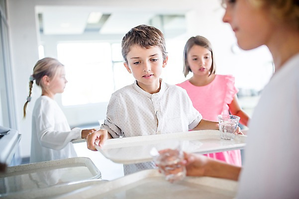 포토 JPG 서양인 외국인 학생 응시 여자 남자 어린이 학교 쟁반 실내 서기 들기 여러명 상반신 앞모습 옆모습 10대 친구 스쿨라이프 식당 물컵 점심식사 급식 줄서기 국내포토 라이프스타일 시선 교육 뷰포인트 다수 관계 모션 청소년 사람 인종 내부 컵 상점 식사 파일형식