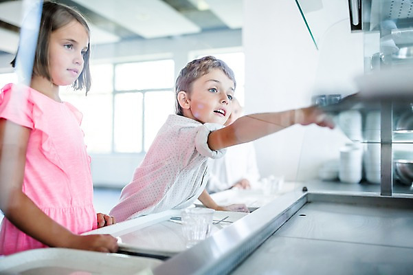 포토 JPG 서양인 외국인 학생 여자 남자 어린이 음식 학교 쟁반 실내 서기 웃음 들기 상반신 두명 옆모습 10대 친구 스쿨라이프 식당 점심식사 급식 국내포토 라이프스타일 교육 뷰포인트 관계 모션 청소년 표정 사람 인종 내부 상점 식사 파일형식