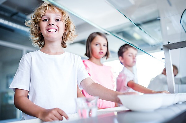 포토 JPG 서양인 외국인 학생 여자 남자 어린이 음식 학교 쟁반 실내 서기 웃음 들기 상반신 옆모습 아웃포커스 10대 세명 친구 스쿨라이프 식당 점심식사 급식 국내포토 라이프스타일 교육 뷰포인트 관계 모션 청소년 촬영기법 표정 사람 인종 내부 상점 식사 파일형식