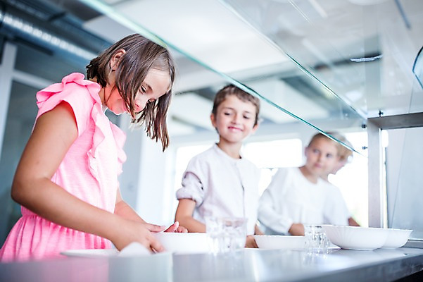 포토 JPG 서양인 외국인 학생 여자 남자 어린이 음식 학교 쟁반 실내 서기 웃음 들기 상반신 옆모습 아웃포커스 10대 세명 친구 스쿨라이프 식당 점심식사 급식 국내포토 라이프스타일 교육 뷰포인트 관계 모션 청소년 촬영기법 표정 사람 인종 내부 상점 식사 파일형식