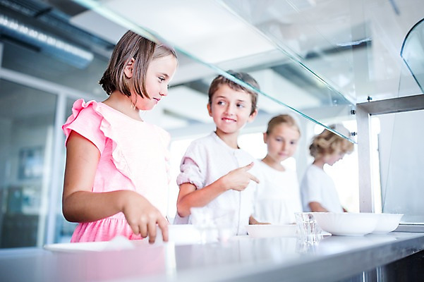 포토 JPG 서양인 외국인 학생 여자 남자 어린이 음식 학교 쟁반 실내 서기 웃음 들기 여러명 상반신 옆모습 아웃포커스 10대 친구 스쿨라이프 식당 점심식사 급식 국내포토 라이프스타일 교육 뷰포인트 다수 관계 모션 청소년 촬영기법 표정 사람 인종 내부 상점 식사 파일형식