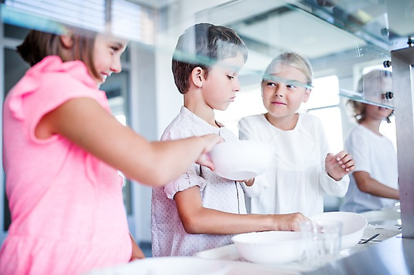 포토 JPG 서양인 외국인 학생 여자 남자 어린이 음식 학교 쟁반 실내 서기 웃음 들기 여러명 상반신 옆모습 아웃포커스 10대 친구 스쿨라이프 식당 점심식사 급식 국내포토 라이프스타일 교육 뷰포인트 다수 관계 모션 청소년 촬영기법 표정 사람 인종 내부 상점 식사 파일형식