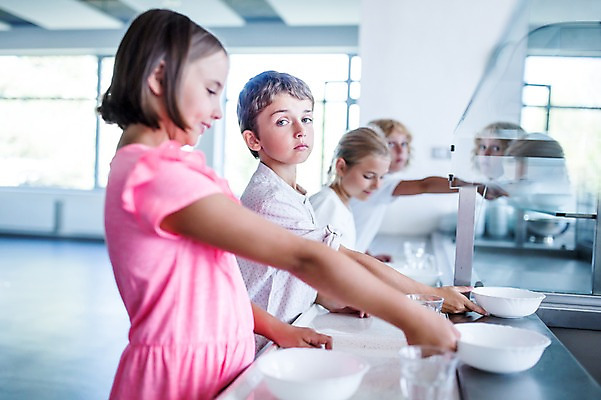 포토 JPG 서양인 외국인 학생 여자 남자 어린이 음식 학교 쟁반 실내 서기 웃음 들기 여러명 상반신 옆모습 아웃포커스 10대 친구 스쿨라이프 식당 점심식사 급식 국내포토 라이프스타일 교육 뷰포인트 다수 관계 모션 청소년 촬영기법 표정 사람 인종 내부 상점 식사 파일형식