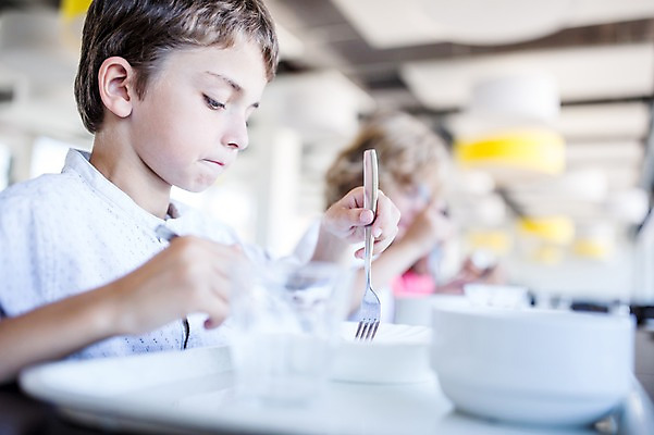 포토 JPG 서양인 외국인 학생 응시 남자 어린이 음식 포크 학교 실내 웃음 앉기 상반신 두명 앞모습 옆모습 10대 친구 스쿨라이프 식당 먹기 점심식사 급식 십대남자만 국내포토 라이프스타일 식기 시선 교육 뷰포인트 관계 모션 청소년 표정 사람 인종 내부 상점 식사 남자만 십대만 파일형식