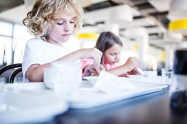 포토 JPG 서양인 외국인 학생 응시 여자 남자 어린이 음식 학교 실내 웃음 앉기 상반신 두명 앞모습 옆모습 아웃포커스 10대 친구 스쿨라이프 식당 먹기 점심식사 급식 국내포토 라이프스타일 시선 교육 뷰포인트 관계 모션 청소년 촬영기법 표정 사람 인종 내부 상점 식사 파일형식