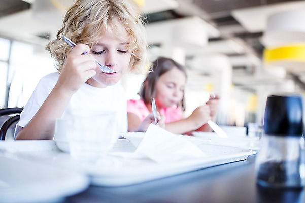 포토 JPG 서양인 외국인 학생 응시 여자 남자 어린이 음식 학교 실내 웃음 앉기 상반신 두명 앞모습 옆모습 아웃포커스 10대 친구 스쿨라이프 식당 먹기 점심식사 급식 국내포토 라이프스타일 시선 교육 뷰포인트 관계 모션 청소년 촬영기법 표정 사람 인종 내부 상점 식사 파일형식