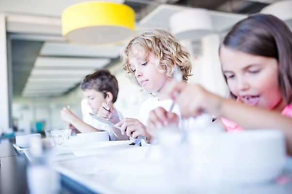 포토 JPG 서양인 외국인 학생 응시 여자 남자 어린이 음식 학교 실내 웃음 앉기 상반신 앞모습 옆모습 아웃포커스 10대 세명 친구 스쿨라이프 식당 먹기 점심식사 급식 국내포토 라이프스타일 시선 교육 뷰포인트 관계 모션 청소년 촬영기법 표정 사람 인종 내부 상점 식사 파일형식